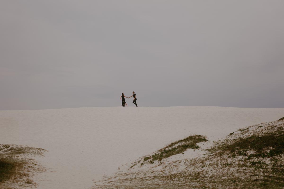 casal-correndo-dunas