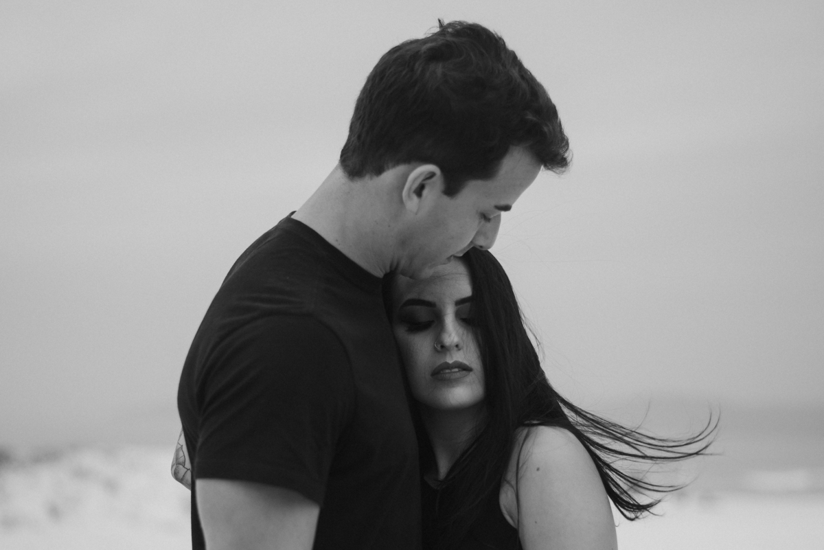 casal-emm-preto-e-branco-vento-cabelo
