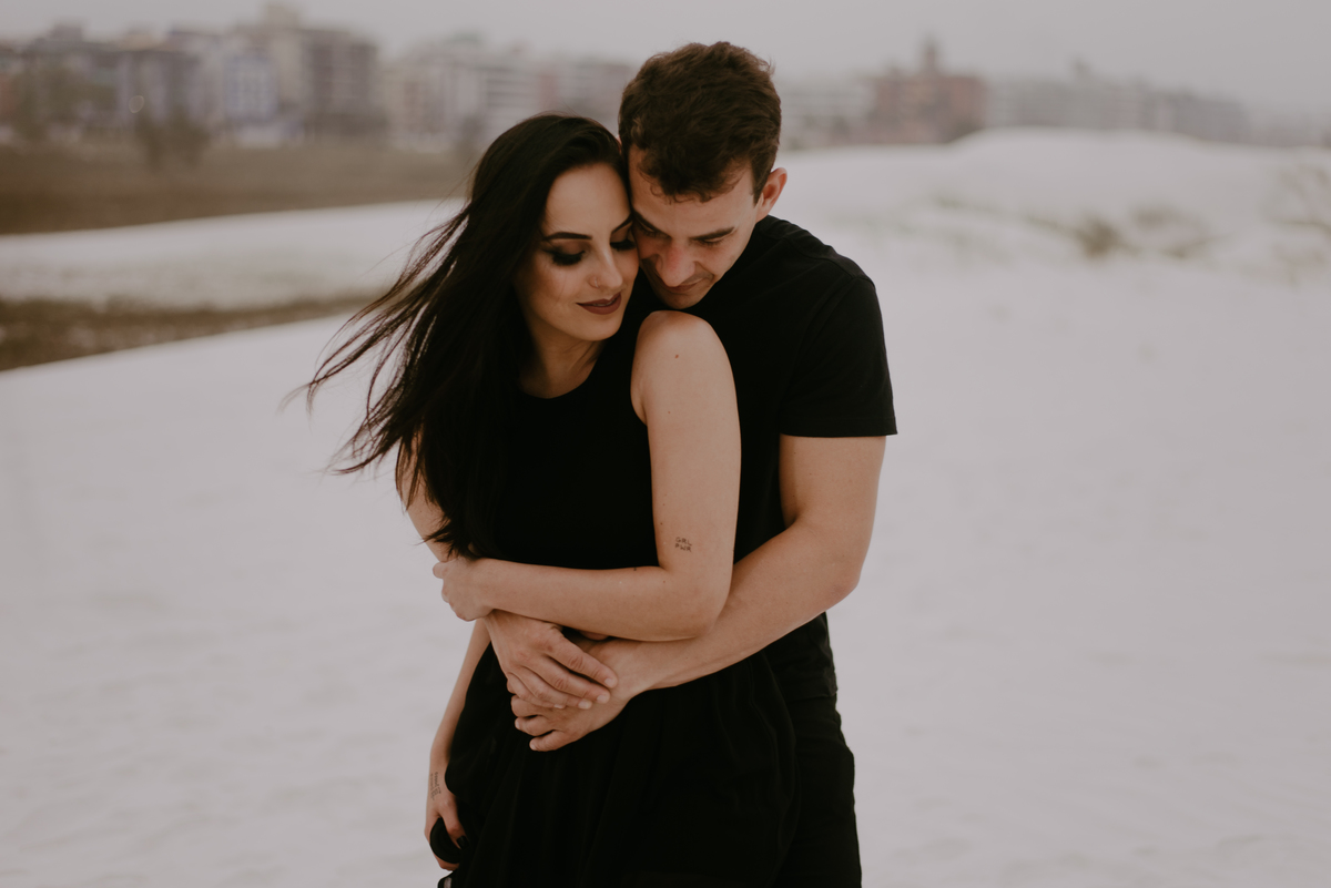casal-abracados-dunas