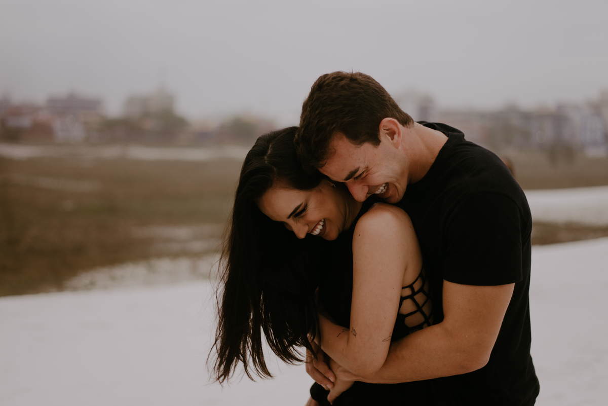 casal-agarrados-arraial