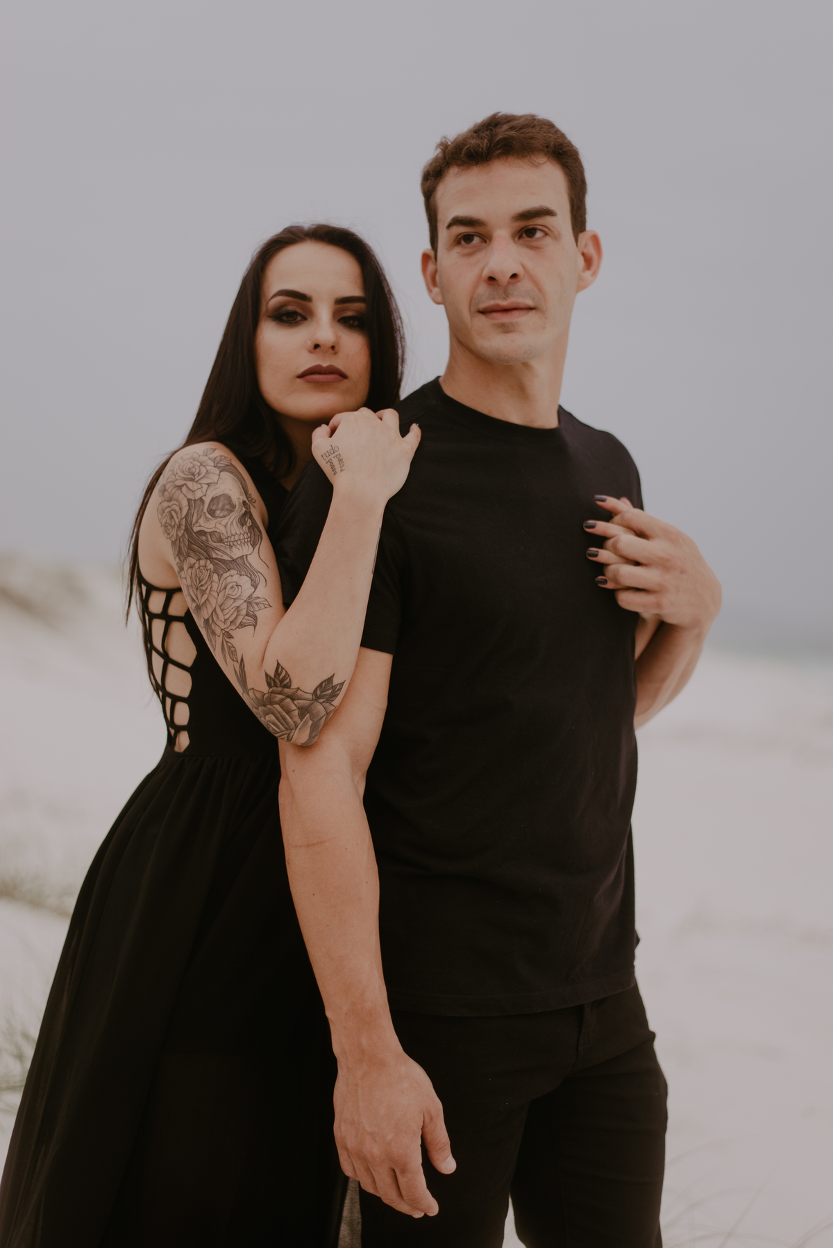 abraco-por-tras-casal-serio