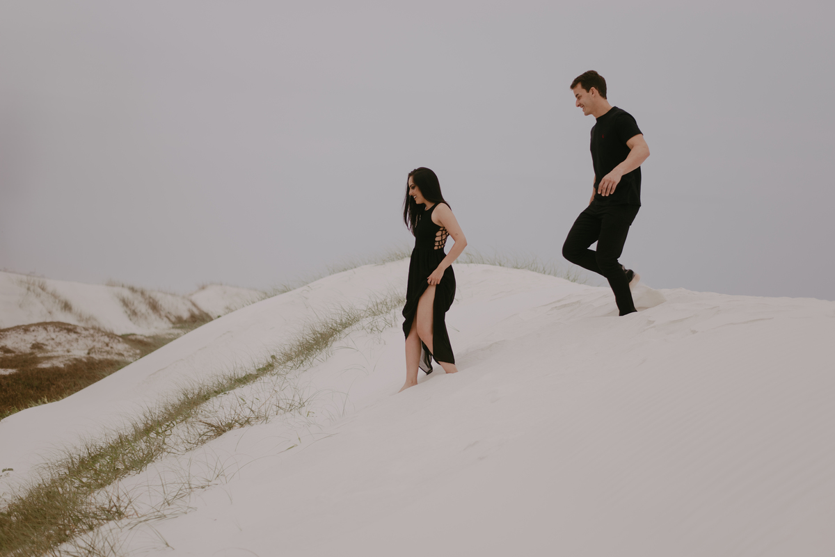 casal-andando-dunas