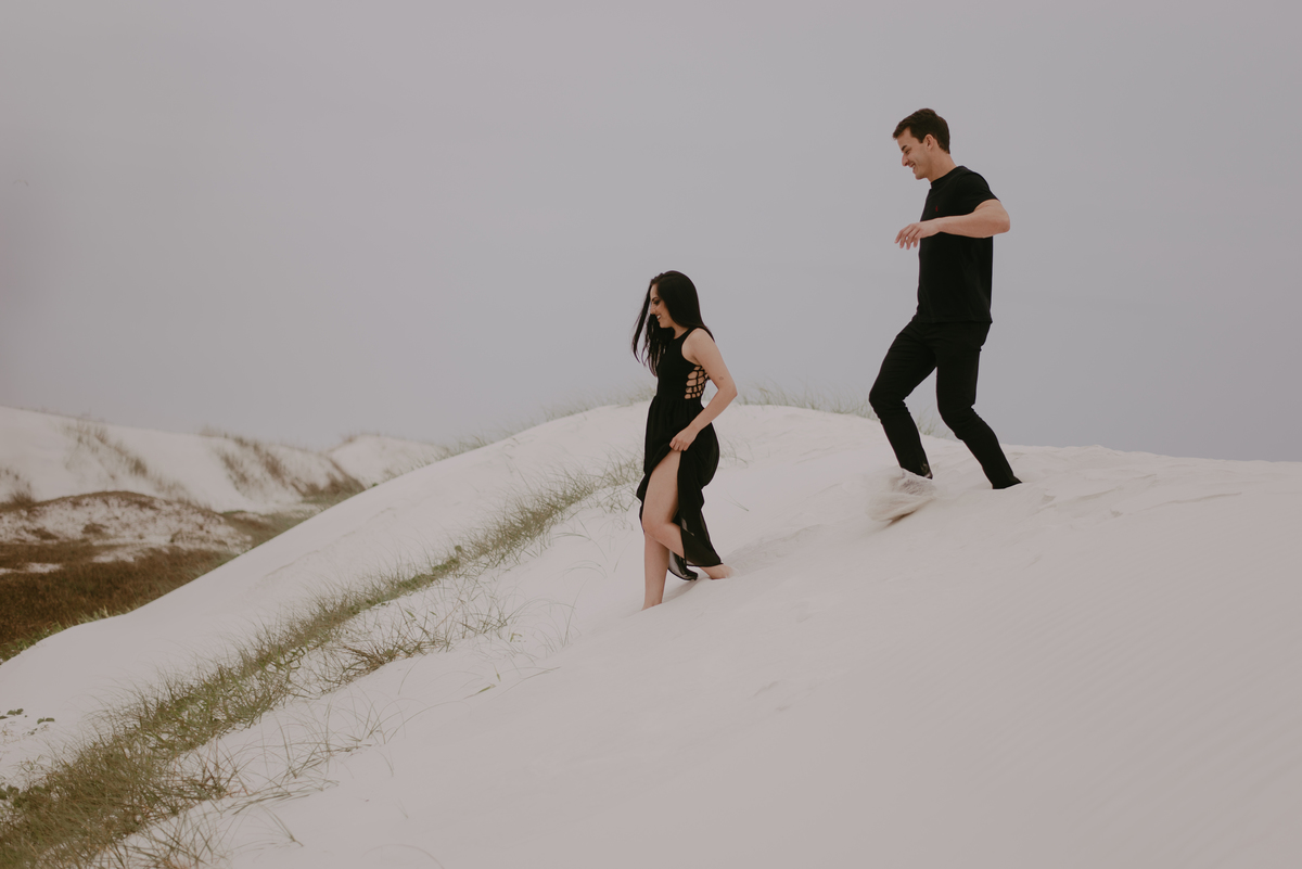 casal-andando-dunas