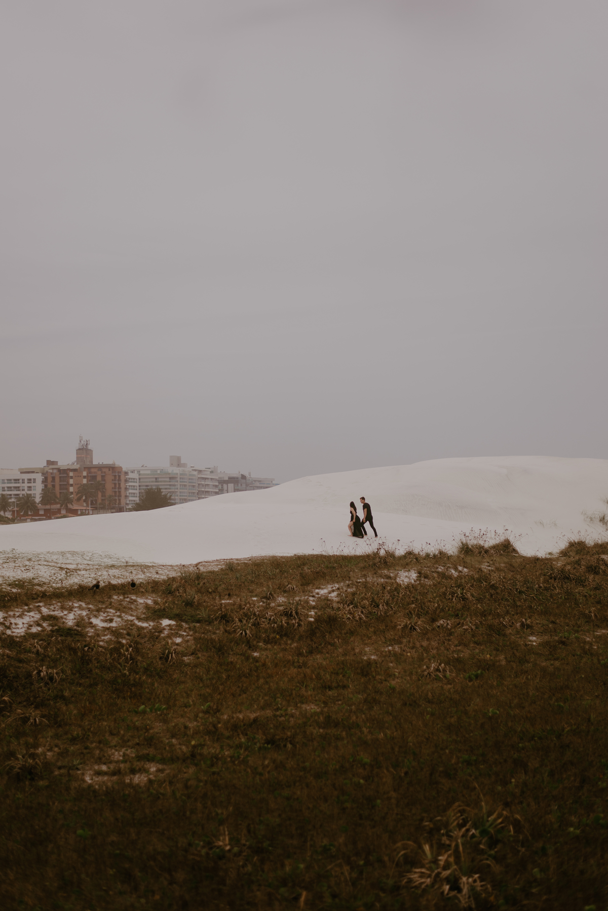casal-andando-dunas-arraial-do-cabo