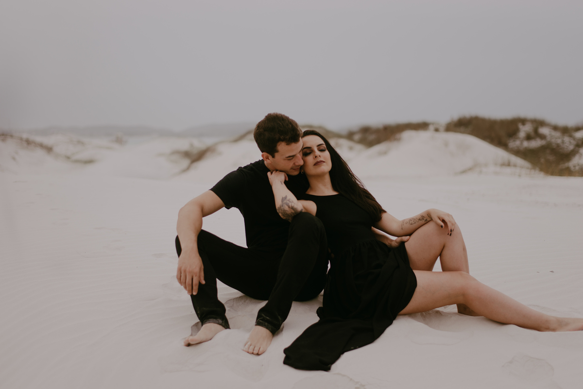 casal-sentados-dunas-arraial-do-cabo