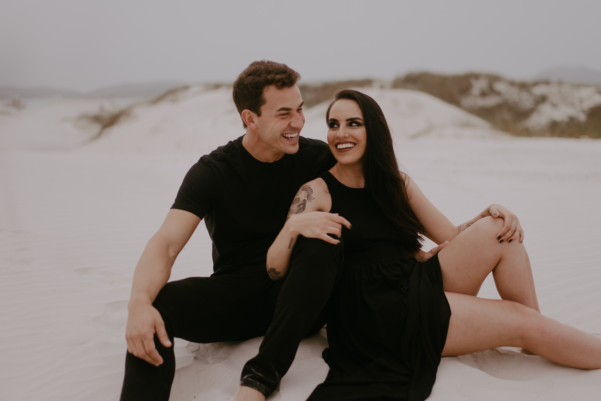 casal-sentados-dunas-arraial-do-cabo