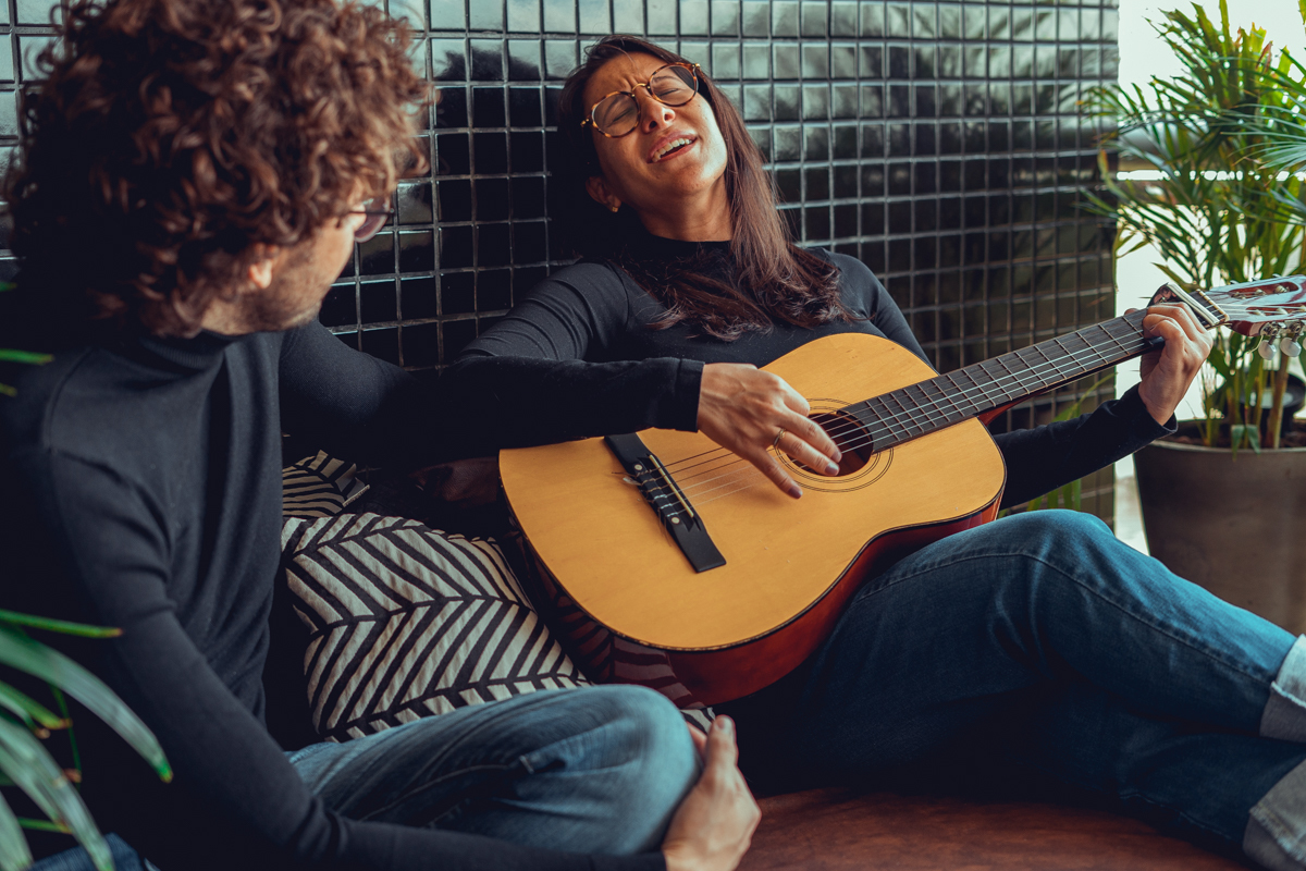 ensaio gestante lifestyle salvador senhoritas fotografia fotografa fotografo gravida em casa documental espontaneo violao