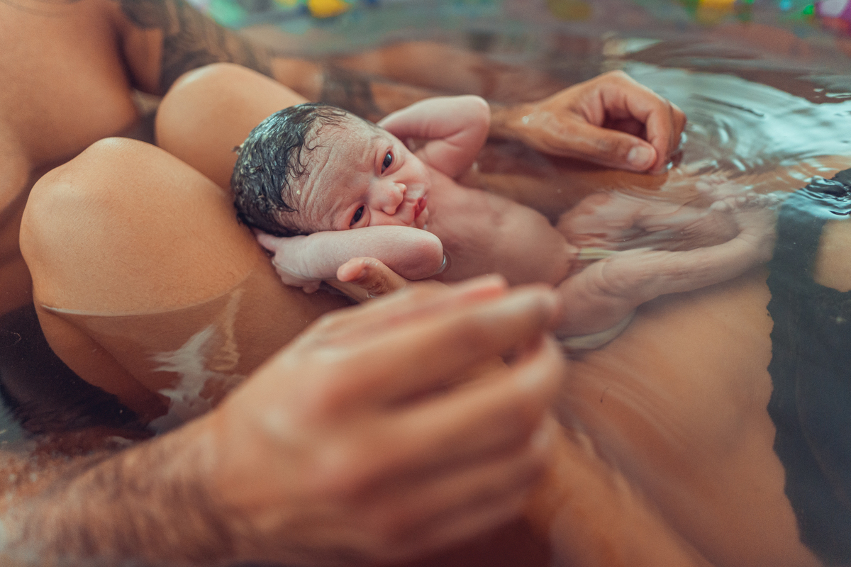 parto domiciliar em casa natural humanizado sobreparto tanila salvador fotografia foto video doula banheira piscina