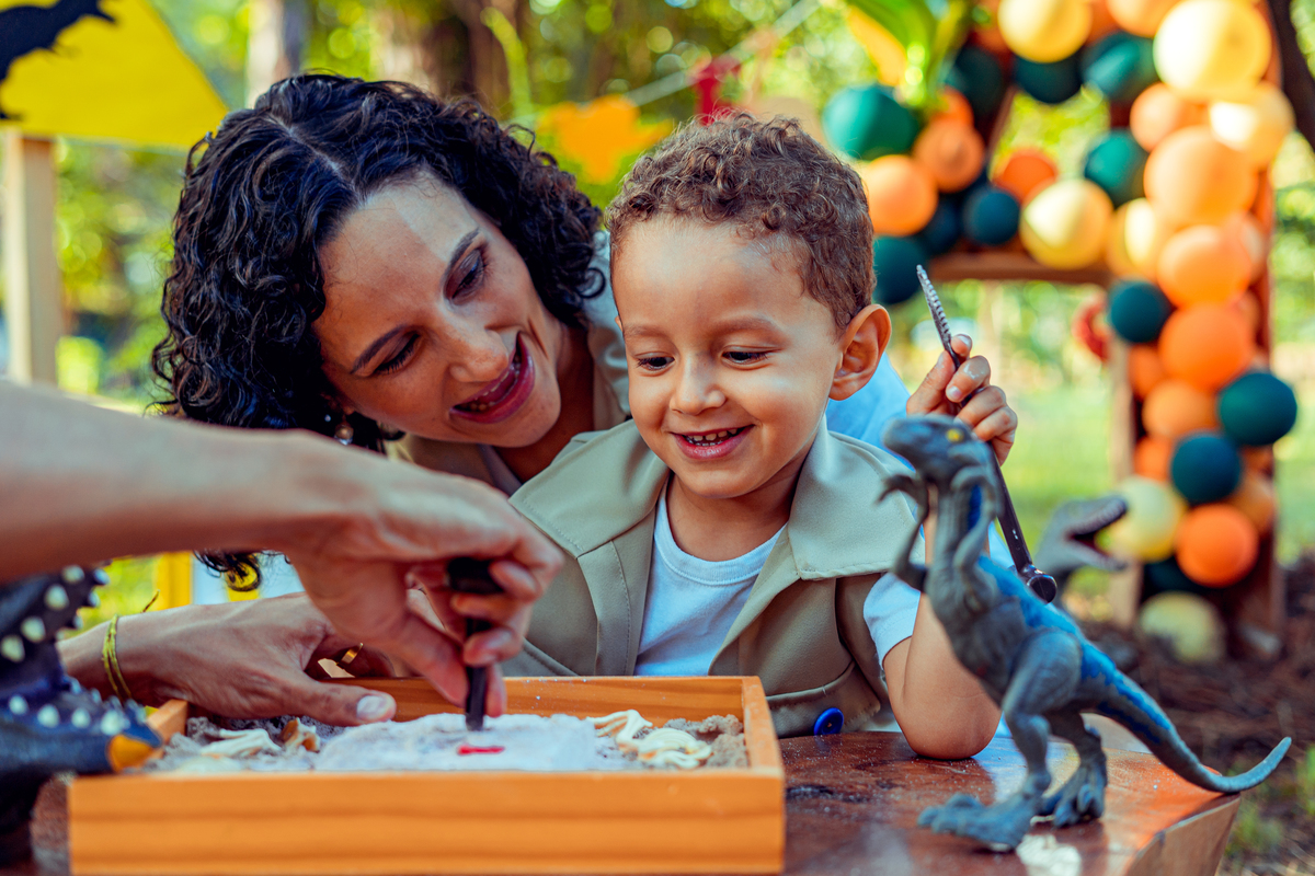 Senhoritas Fotografia smash the cake dinossauros dinossauro ensaio fotográfico criança cenário decoração praça dos eucaliptos salvador bahia parque dos dinossauros
