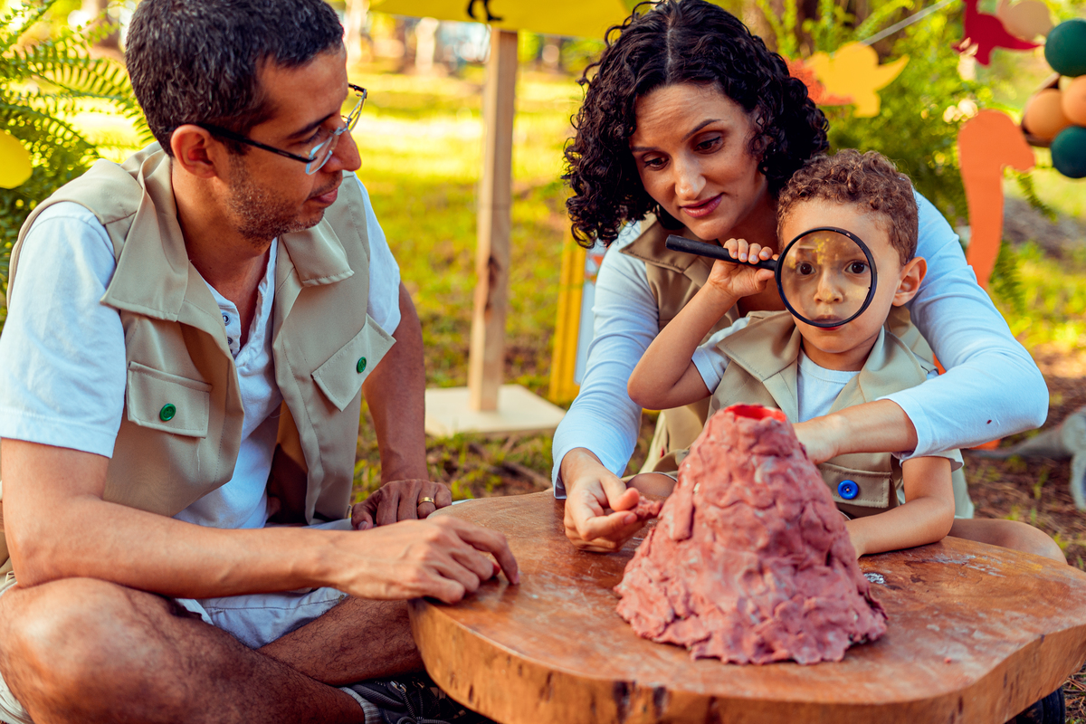 Senhoritas Fotografia smash the cake dinossauros dinossauro ensaio fotográfico criança cenário decoração praça dos eucaliptos salvador bahia parque dos dinossauros