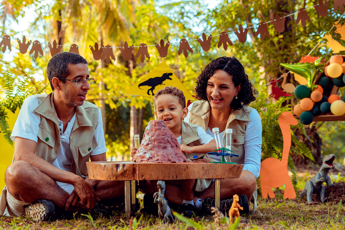 Senhoritas Fotografia smash the cake dinossauros dinossauro ensaio fotográfico criança cenário decoração praça dos eucaliptos salvador bahia parque dos dinossauros