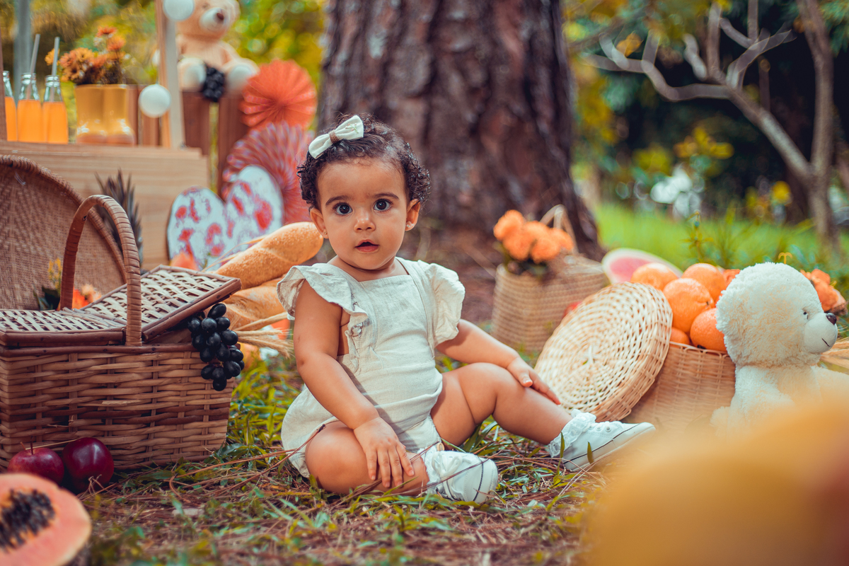 Senhoritas Fotografia infantil bebê 01 ano aninho smash the cake fruit frutas melancia laranja limão decoração bolo de frutas ensaio fotográfico salvador bahia cenário praça dos eucaliptos