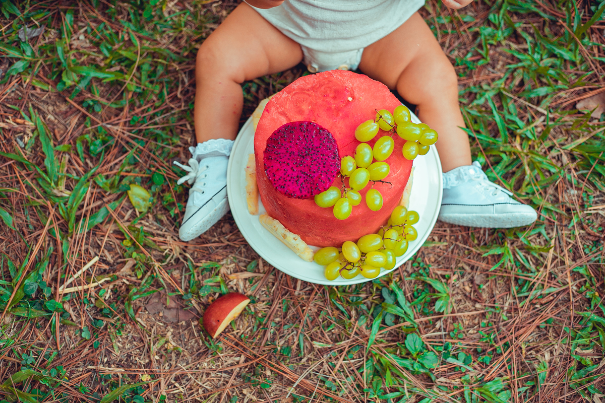 Senhoritas Fotografia infantil bebê 01 ano aninho smash the cake fruit frutas melancia laranja limão decoração bolo de frutas ensaio fotográfico salvador bahia cenário praça dos eucaliptos