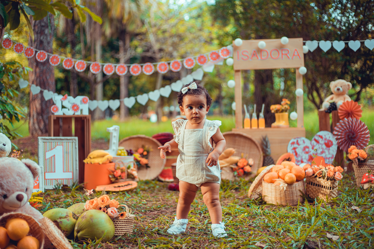 Senhoritas Fotografia infantil bebê 01 ano aninho smash the cake fruit frutas melancia laranja limão decoração bolo de frutas ensaio fotográfico salvador bahia cenário praça dos eucaliptos