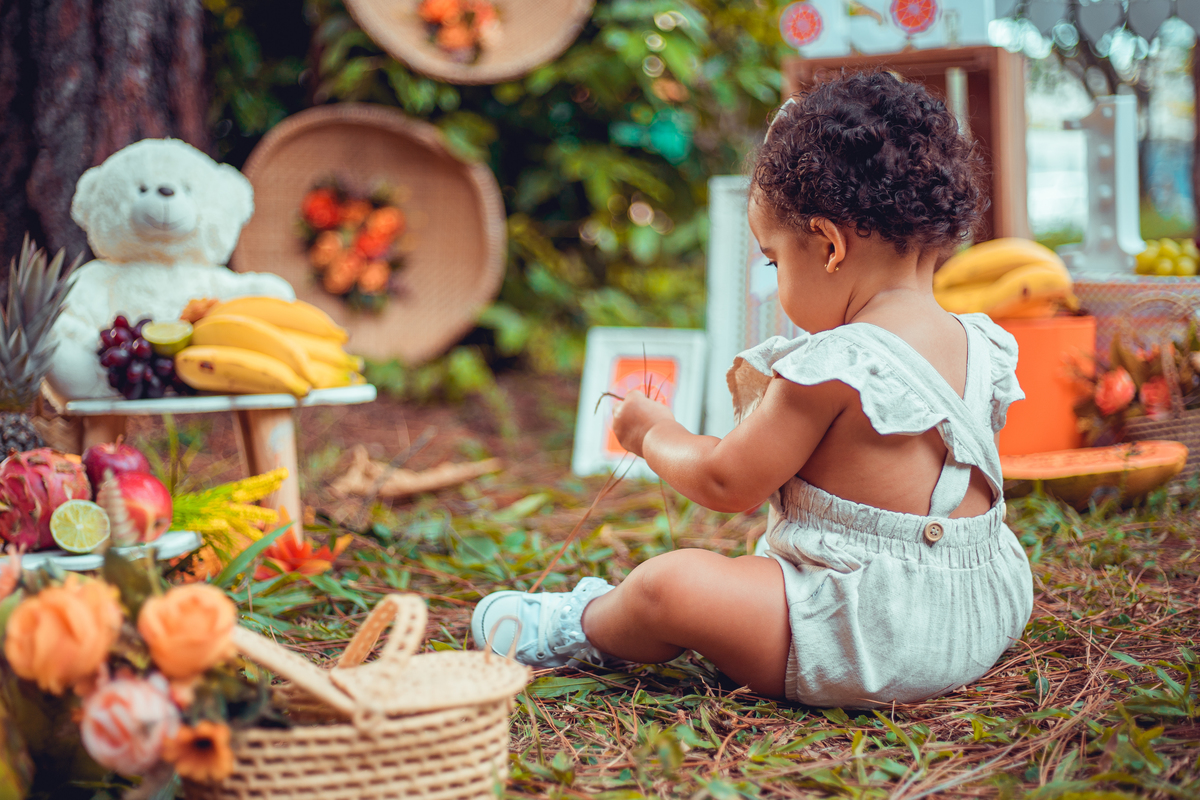 Senhoritas Fotografia infantil bebê 01 ano aninho smash the cake fruit frutas melancia laranja limão decoração bolo de frutas ensaio fotográfico salvador bahia cenário praça dos eucaliptos