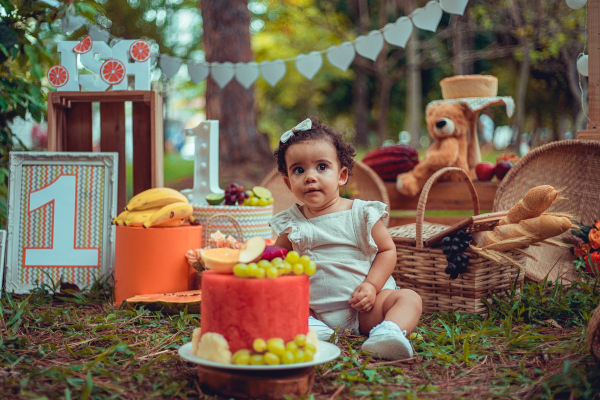 Senhoritas Fotografia infantil bebê 01 ano aninho smash the cake fruit frutas melancia laranja limão decoração bolo de frutas ensaio fotográfico salvador bahia cenário praça dos eucaliptos