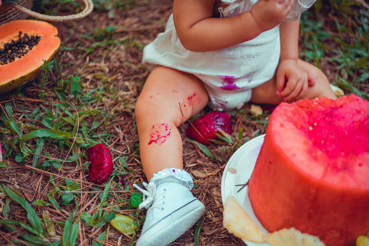 Senhoritas Fotografia infantil bebê 01 ano aninho smash the cake fruit frutas melancia laranja limão decoração bolo de frutas ensaio fotográfico salvador bahia cenário praça dos eucaliptos