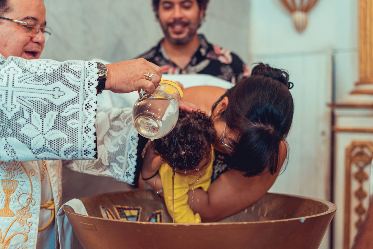 Senhoritas Fotografia Batizado Batismo Igreja Santo Antônio da Barra Salvador Bahia Missa água benta