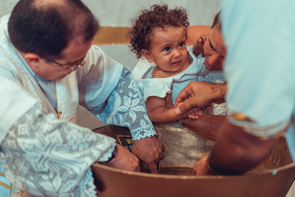 Senhoritas Fotografia Batizado Batismo Igreja Santo Antônio da Barra Salvador Bahia Missa água benta