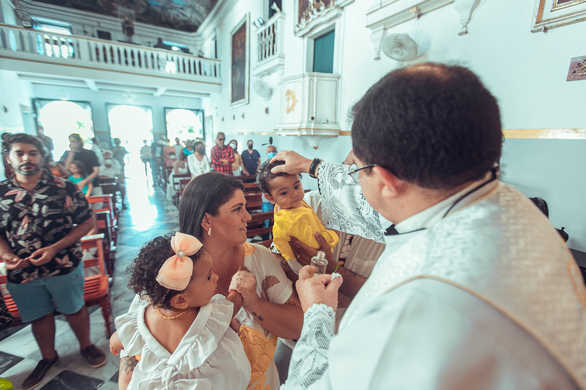 Senhoritas Fotografia Batizado Batismo Igreja Santo Antônio da Barra Salvador Bahia Missa água benta