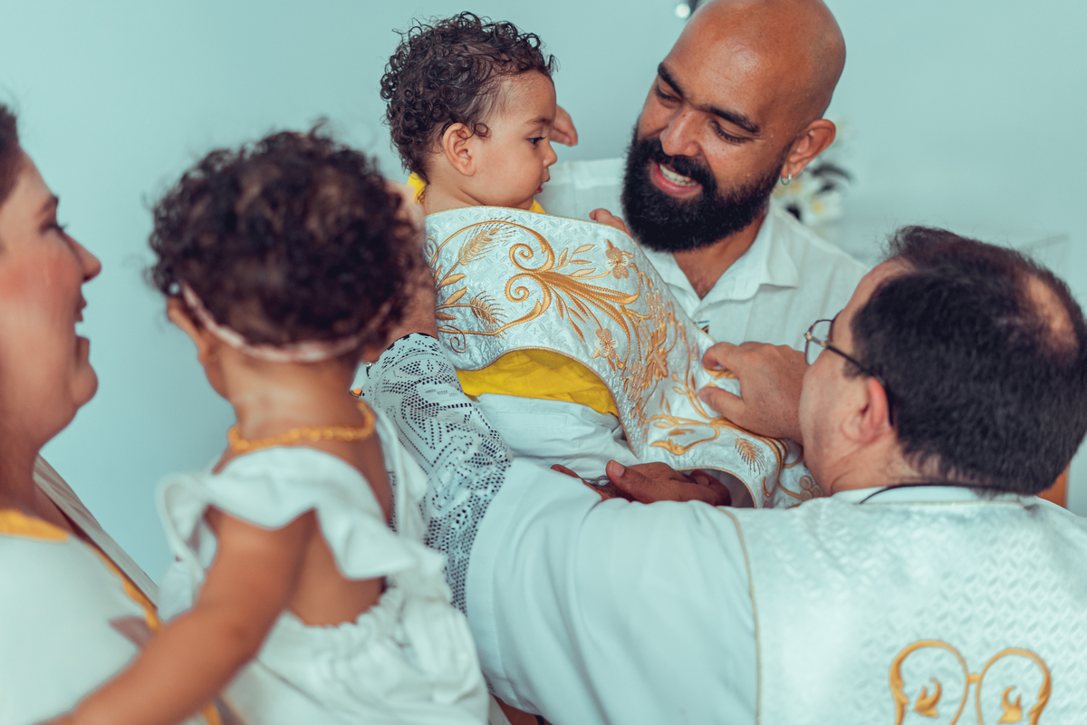 Senhoritas Fotografia Batizado Batismo Igreja Santo Antônio da Barra Salvador Bahia Missa água benta