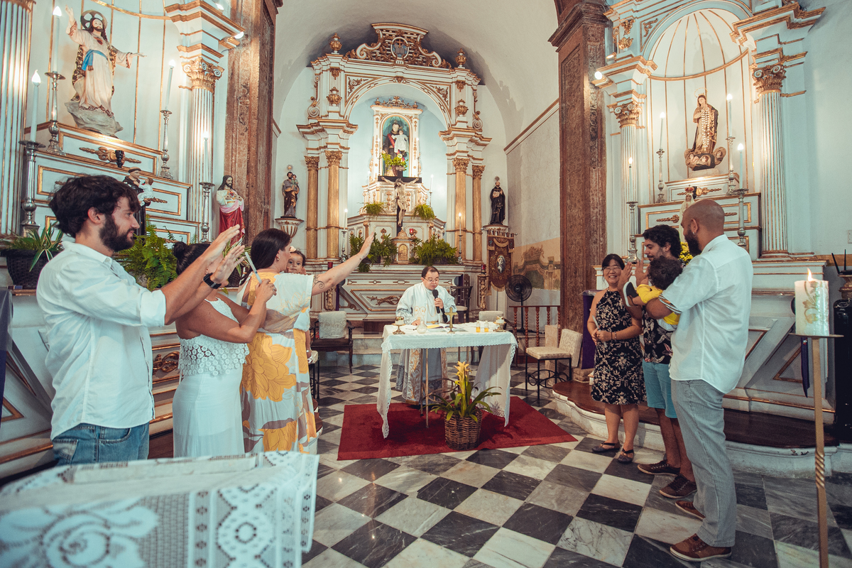 Senhoritas Fotografia Batizado Batismo Igreja Santo Antônio da Barra Salvador Bahia Missa água benta