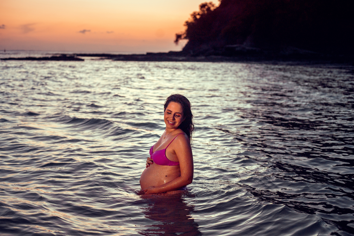 senhoritas fotografia ensaio gestante grávida gravidez praia de inema salvador bahia por do sol céu laranja barriga gestação 9 meses