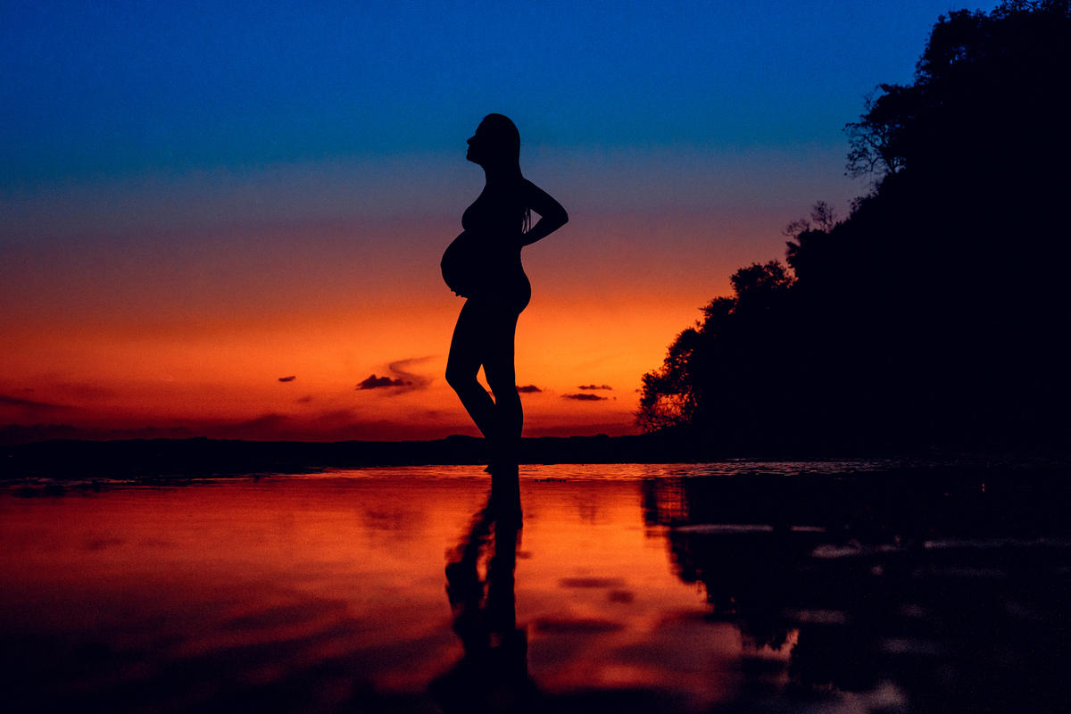 senhoritas fotografia ensaio gestante grávida gravidez praia de inema salvador bahia por do sol céu laranja barriga gestação 9 meses contra luz silhueta por do sol