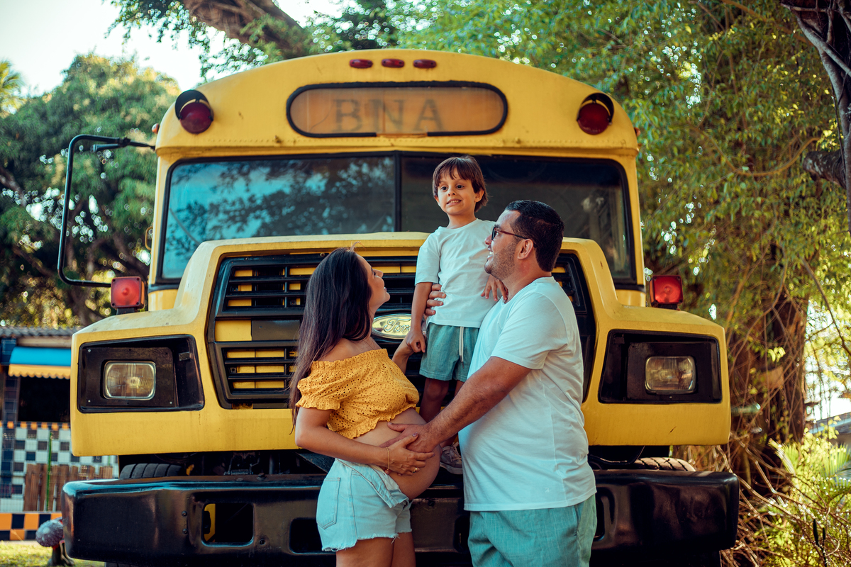 onibus senhoritas fotografia ensaio gestante grávida gravidez praia de inema salvador bahia por do sol céu laranja barriga gestação 9 meses