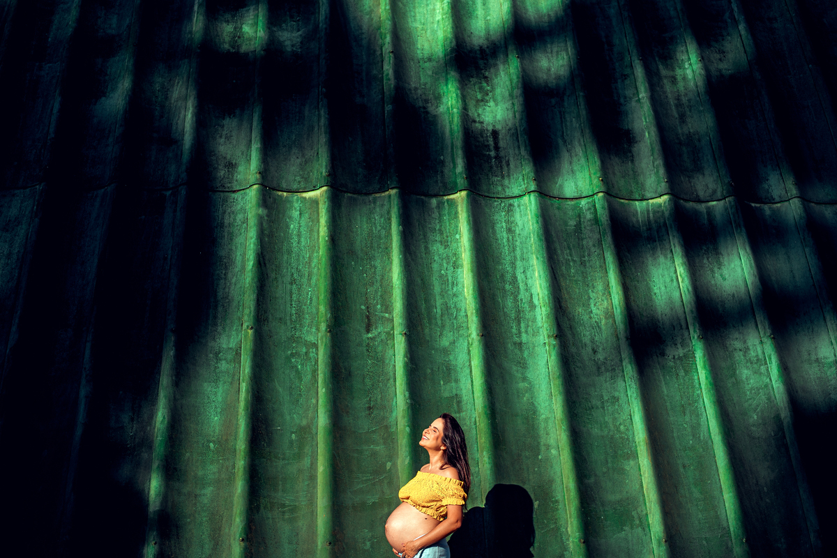 senhoritas fotografia ensaio gestante grávida gravidez praia de inema salvador bahia por do sol céu laranja barriga gestação 9 meses pose sozinha
