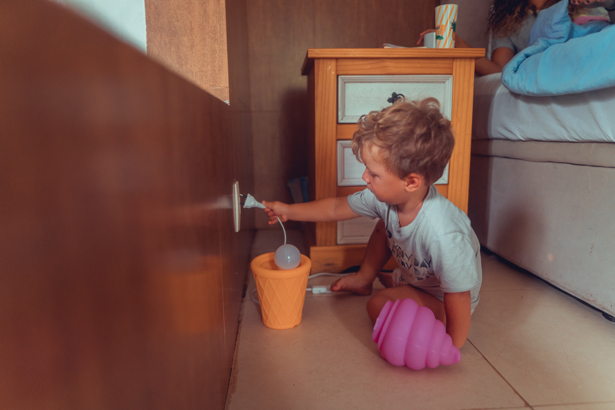 senhoritas fotografia salvador bahia ensaio documental família fotografia foto fotógrafa fotógrafas criança mãe pai filhos pequenos bebê bebês crianças casa residência quintal lazer brincadeira rotina lauro de freitas 