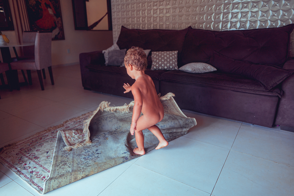 senhoritas fotografia salvador bahia ensaio documental família fotografia foto fotógrafa fotógrafas criança mãe pai filhos pequenos bebê bebês crianças casa residência quintal lazer brincadeira rotina lauro de freitas 