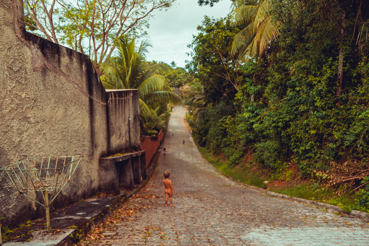 senhoritas fotografia salvador bahia ensaio documental família fotografia foto fotógrafa fotógrafas criança mãe pai filhos pequenos bebê bebês crianças casa residência quintal lazer brincadeira rotina lauro de freitas 