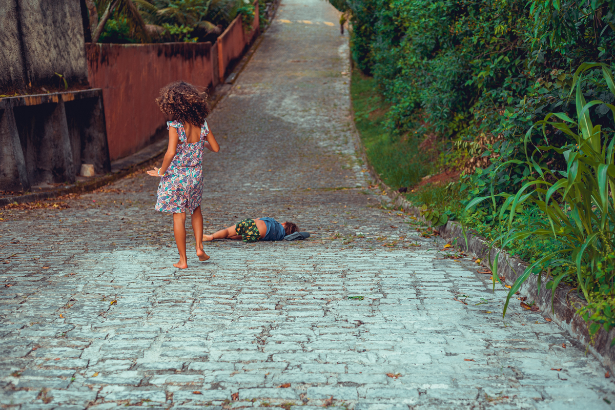 senhoritas fotografia salvador bahia ensaio documental família fotografia foto fotógrafa fotógrafas criança mãe pai filhos pequenos bebê bebês crianças casa residência quintal lazer brincadeira rotina lauro de freitas 