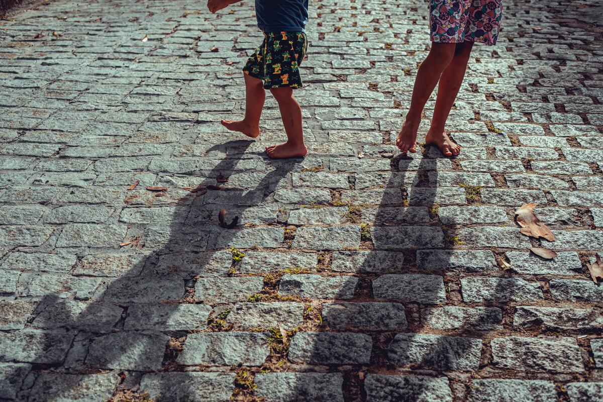 senhoritas fotografia salvador bahia ensaio documental família fotografia foto fotógrafa fotógrafas criança mãe pai filhos pequenos bebê bebês crianças casa residência quintal lazer brincadeira rotina lauro de freitas 