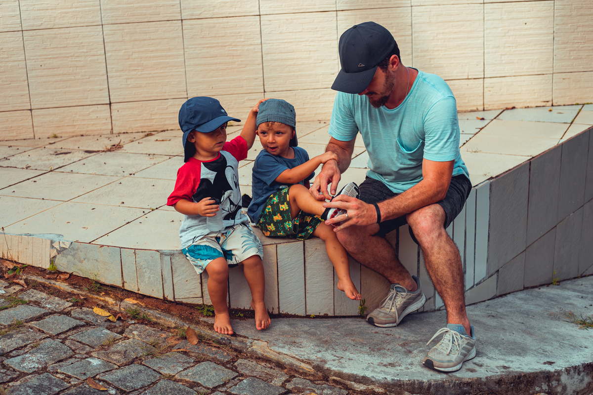 senhoritas fotografia salvador bahia ensaio documental família fotografia foto fotógrafa fotógrafas criança mãe pai filhos pequenos bebê bebês crianças casa residência quintal lazer brincadeira rotina lauro de freitas 