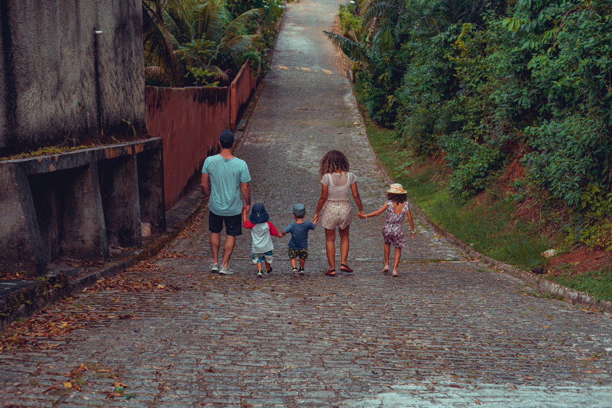 senhoritas fotografia salvador bahia ensaio documental família fotografia foto fotógrafa fotógrafas criança mãe pai filhos pequenos bebê bebês crianças casa residência quintal lazer brincadeira rotina lauro de freitas 