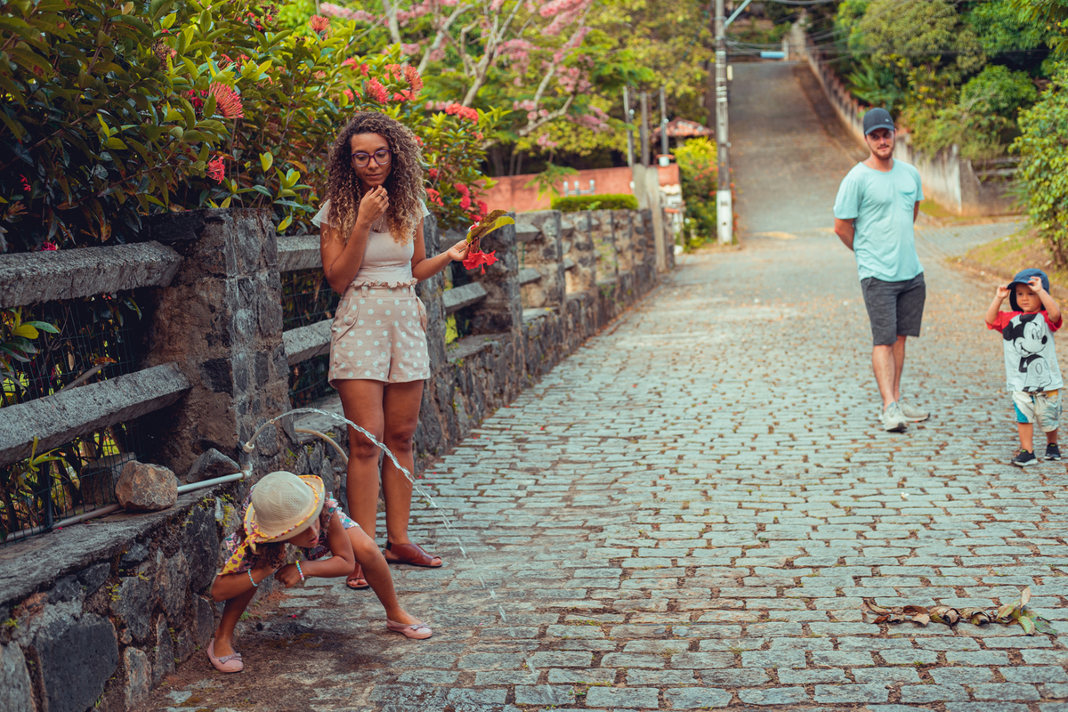 senhoritas fotografia salvador bahia ensaio documental família fotografia foto fotógrafa fotógrafas criança mãe pai filhos pequenos bebê bebês crianças casa residência quintal lazer brincadeira rotina lauro de freitas 