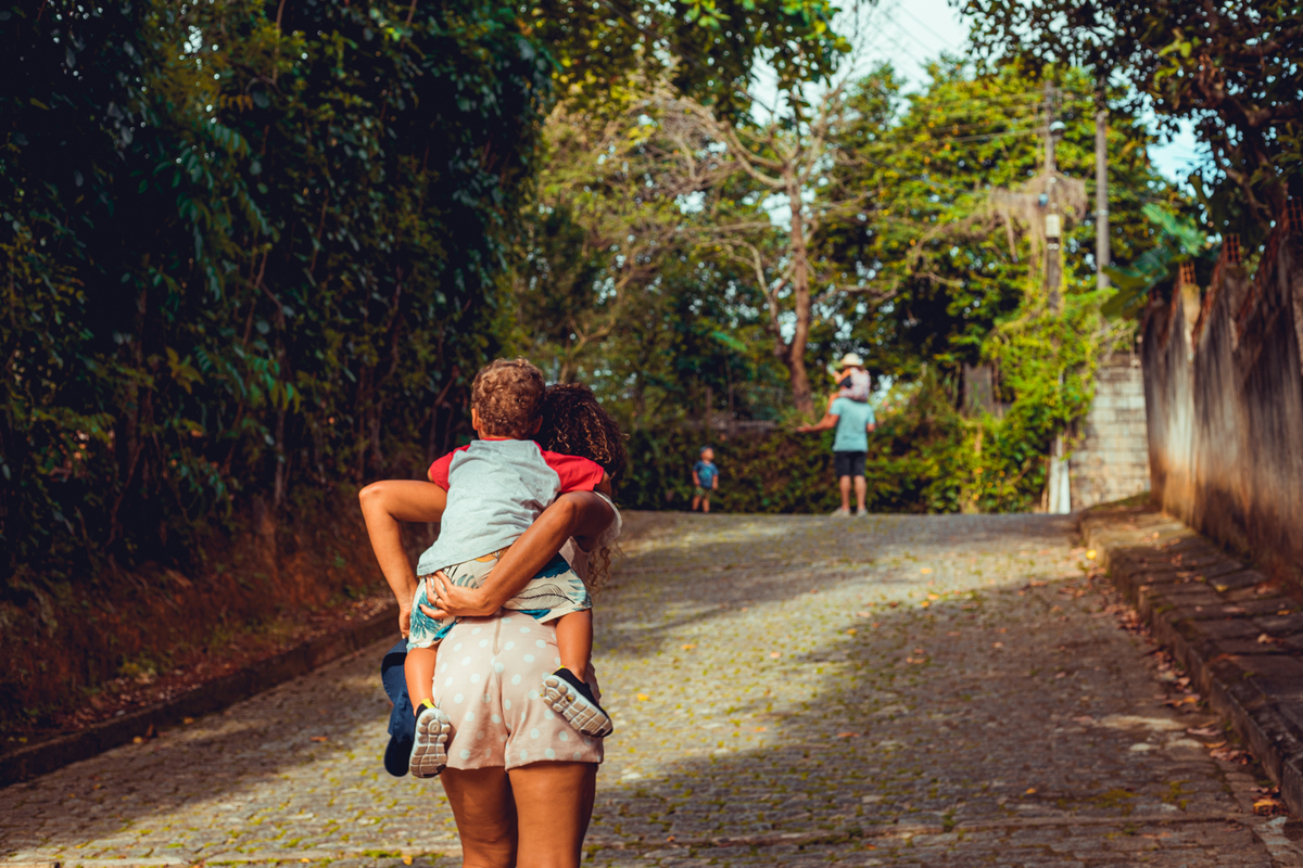 senhoritas fotografia salvador bahia ensaio documental família fotografia foto fotógrafa fotógrafas criança mãe pai filhos pequenos bebê bebês crianças casa residência quintal lazer brincadeira rotina lauro de freitas 