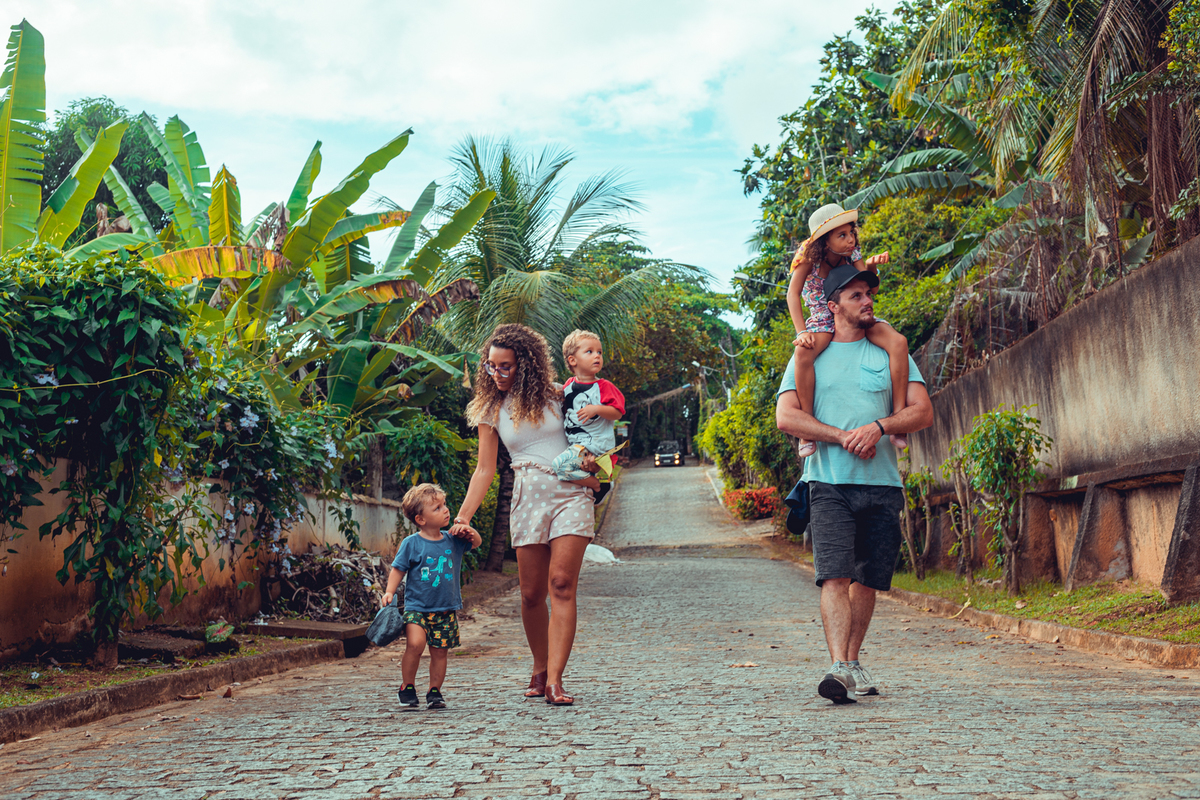 senhoritas fotografia salvador bahia ensaio documental família fotografia foto fotógrafa fotógrafas criança mãe pai filhos pequenos bebê bebês crianças casa residência quintal lazer brincadeira rotina lauro de freitas 