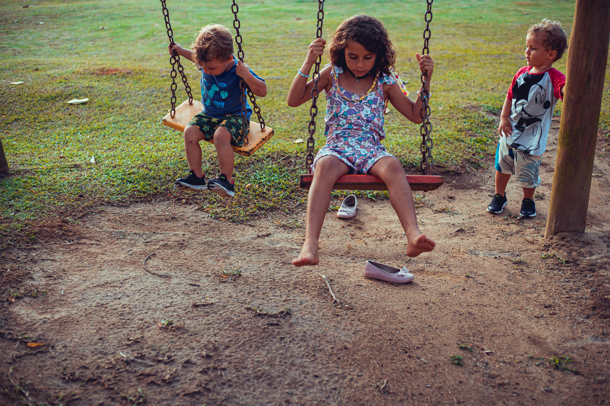 senhoritas fotografia salvador bahia ensaio documental família fotografia foto fotógrafa fotógrafas criança mãe pai filhos pequenos bebê bebês crianças casa residência quintal lazer brincadeira rotina lauro de freitas 