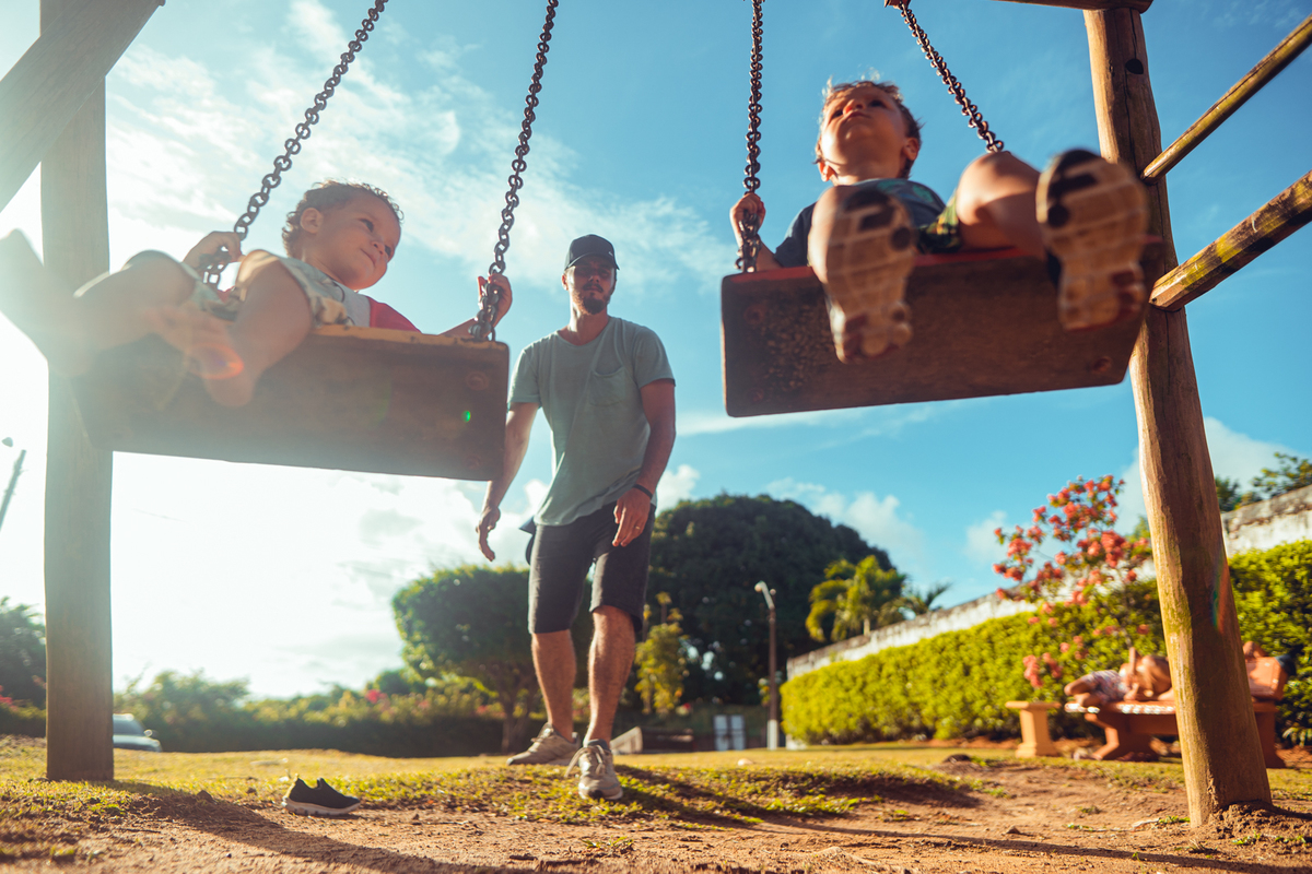 senhoritas fotografia salvador bahia ensaio documental família fotografia foto fotógrafa fotógrafas criança mãe pai filhos pequenos bebê bebês crianças casa residência quintal lazer brincadeira rotina lauro de freitas 