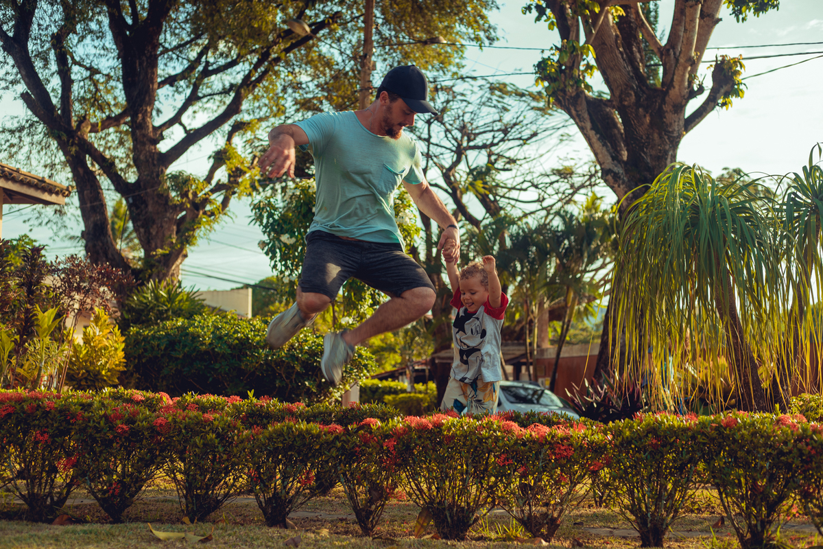 senhoritas fotografia salvador bahia ensaio documental família fotografia foto fotógrafa fotógrafas criança mãe pai filhos pequenos bebê bebês crianças casa residência quintal lazer brincadeira rotina lauro de freitas 
