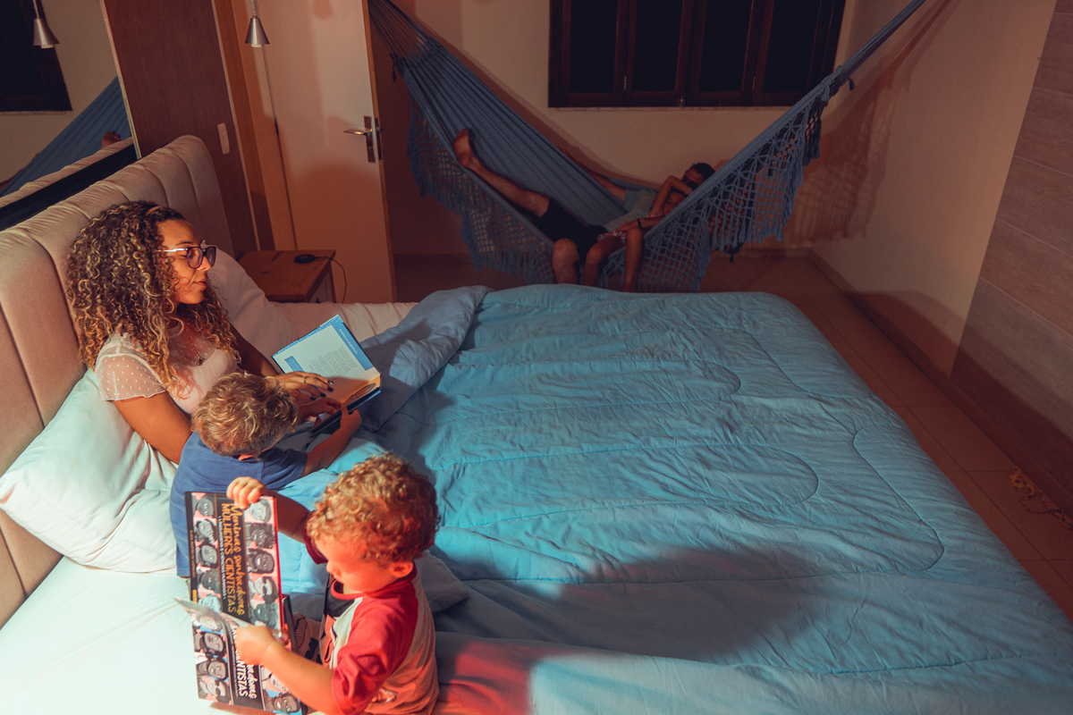 senhoritas fotografia salvador bahia ensaio documental família fotografia foto fotógrafa fotógrafas criança mãe pai filhos pequenos bebê bebês crianças casa residência quintal lazer brincadeira rotina lauro de freitas 