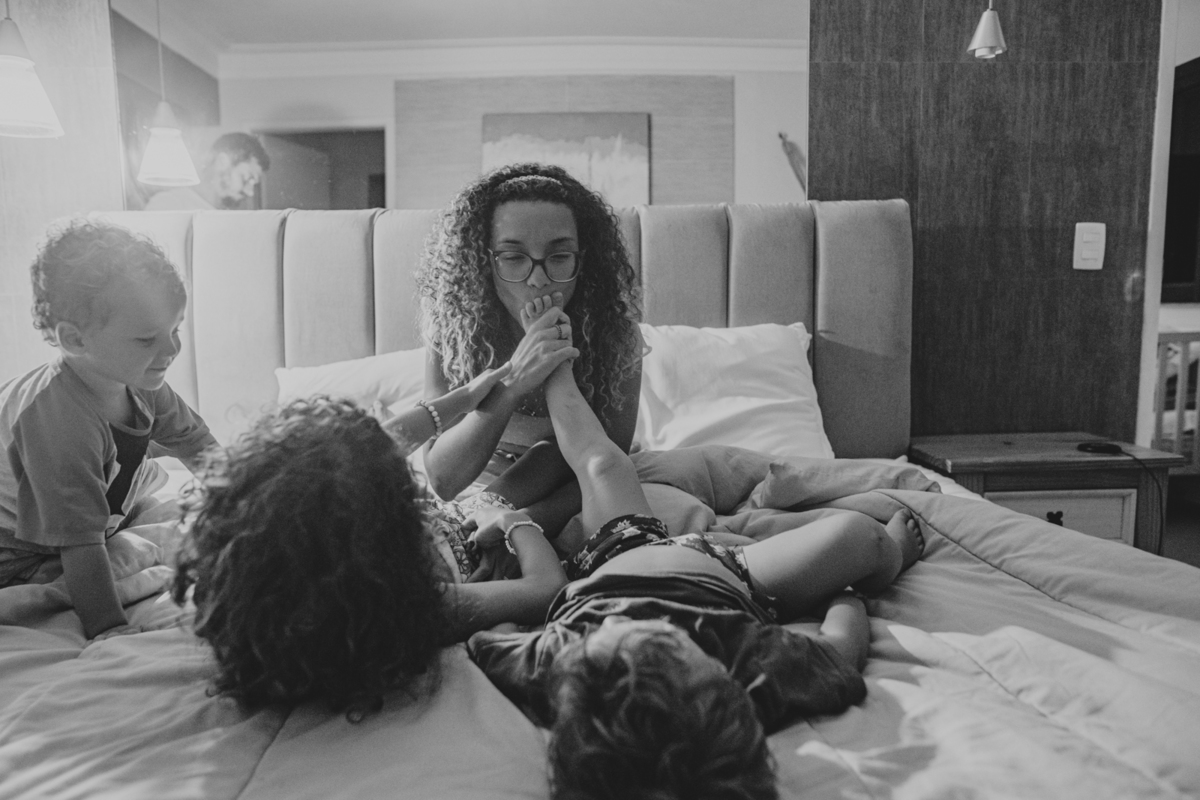 senhoritas fotografia salvador bahia ensaio documental família fotografia foto fotógrafa fotógrafas criança mãe pai filhos pequenos bebê bebês crianças casa residência quintal lazer brincadeira rotina lauro de freitas 