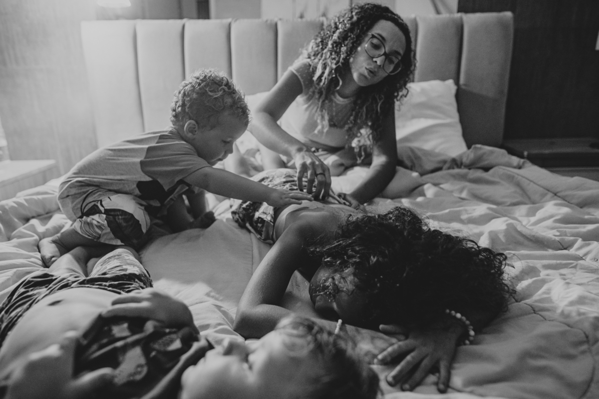 senhoritas fotografia salvador bahia ensaio documental família fotografia foto fotógrafa fotógrafas criança mãe pai filhos pequenos bebê bebês crianças casa residência quintal lazer brincadeira rotina lauro de freitas 