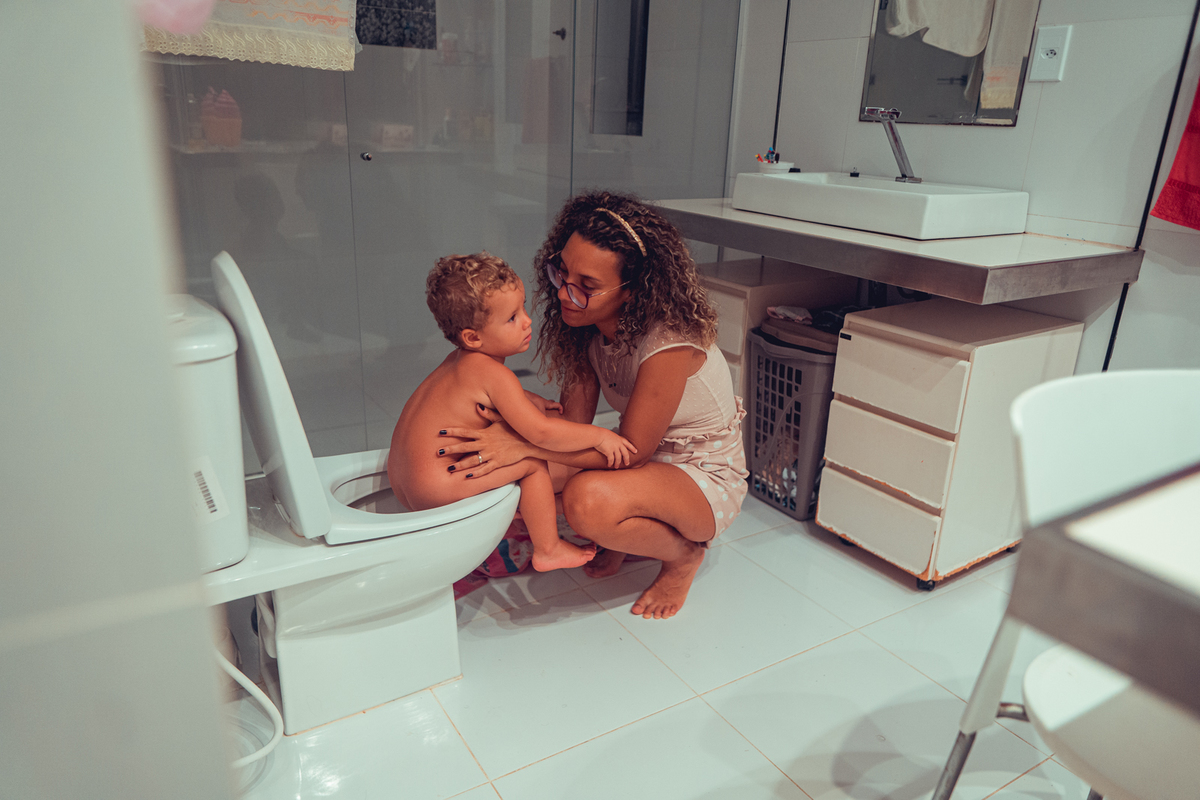 senhoritas fotografia salvador bahia ensaio documental família fotografia foto fotógrafa fotógrafas criança mãe pai filhos pequenos bebê bebês crianças casa residência quintal lazer brincadeira rotina lauro de freitas 