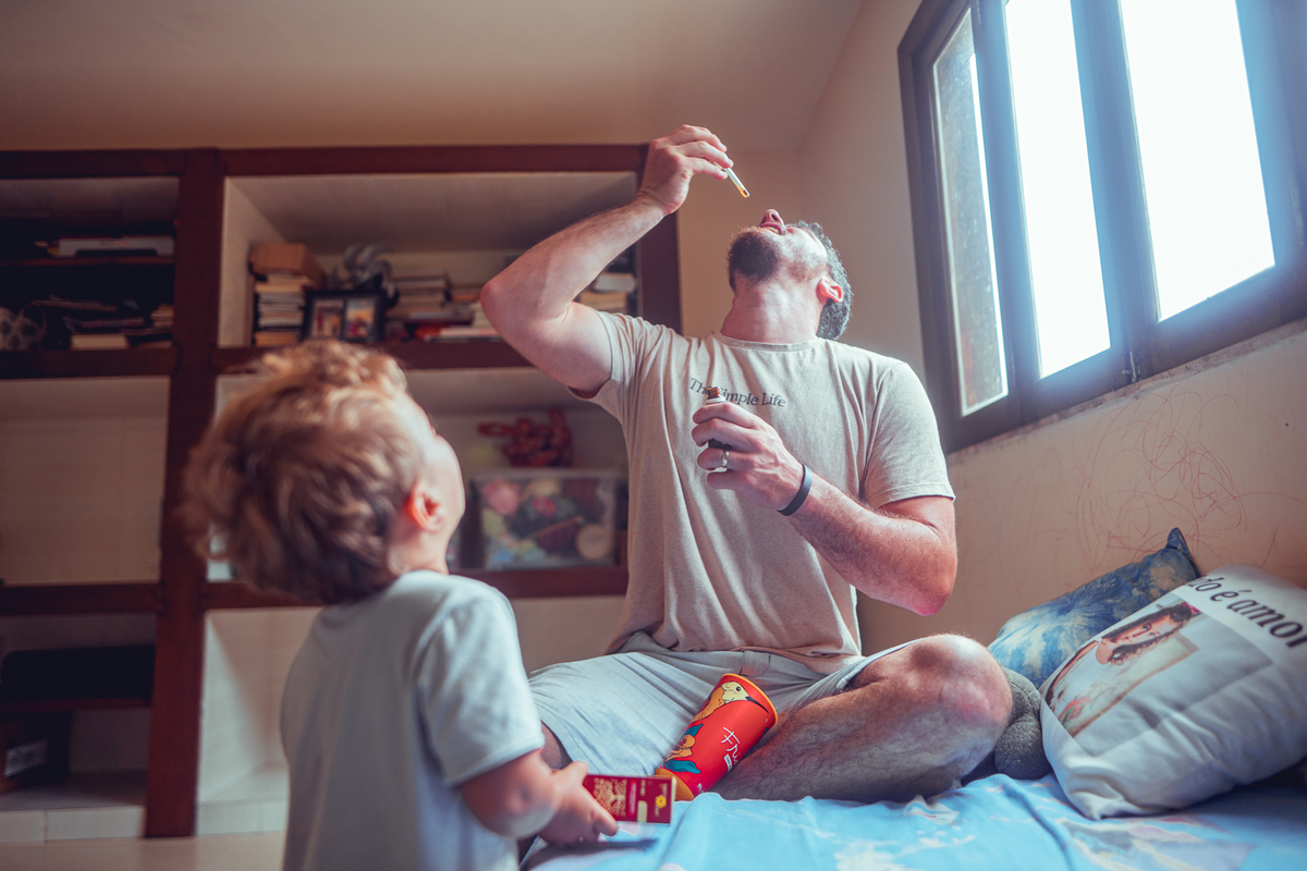 senhoritas fotografia salvador bahia ensaio documental família fotografia foto fotógrafa fotógrafas criança mãe pai filhos pequenos bebê bebês crianças casa residência quintal lazer brincadeira rotina lauro de freitas 