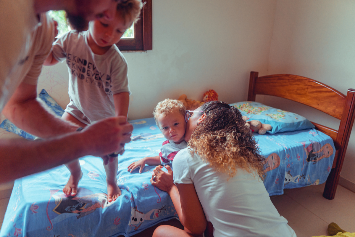 senhoritas fotografia salvador bahia ensaio documental família fotografia foto fotógrafa fotógrafas criança mãe pai filhos pequenos bebê bebês crianças casa residência quintal lazer brincadeira rotina lauro de freitas 