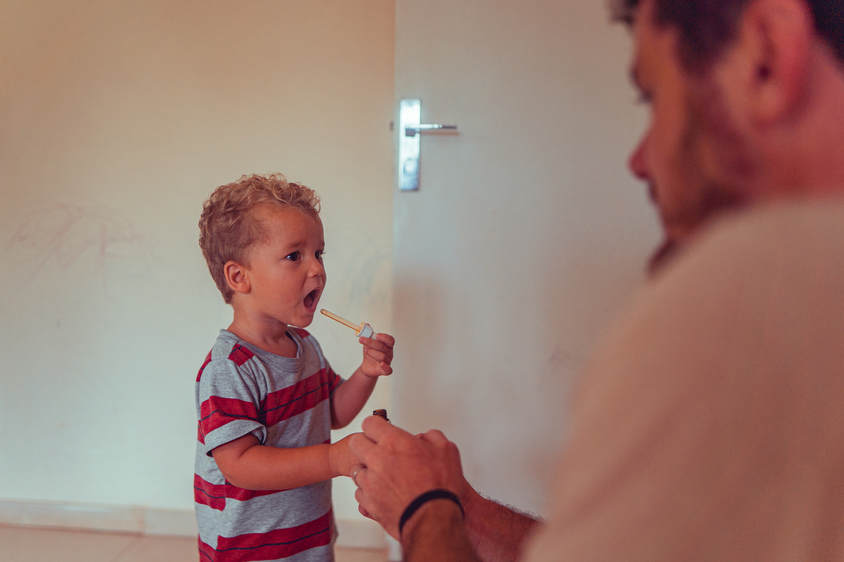 senhoritas fotografia salvador bahia ensaio documental família fotografia foto fotógrafa fotógrafas criança mãe pai filhos pequenos bebê bebês crianças casa residência quintal lazer brincadeira rotina lauro de freitas 